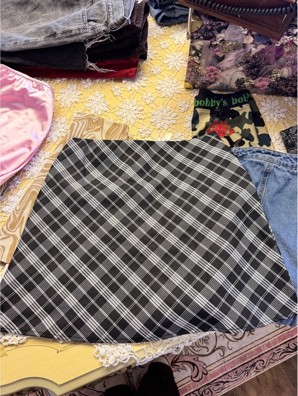 Romwe white and black plaid skirt